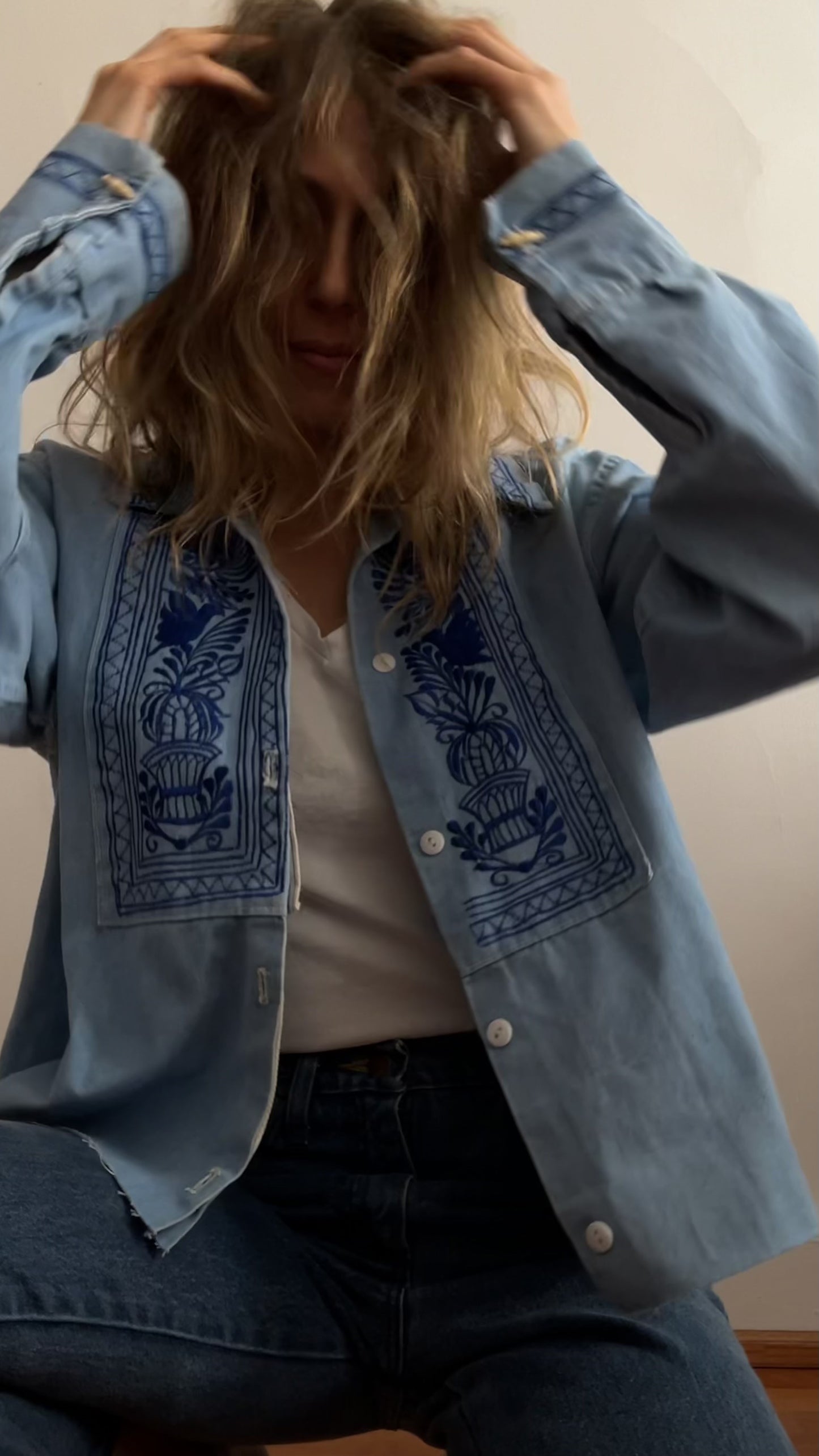 Haut en jean bleu brodé