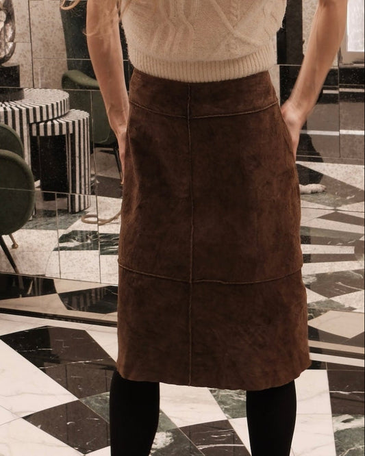 Early Y2K chocolate brown suede knee-length skirt, worn with cream top and boots — BB Vintage by Maxine